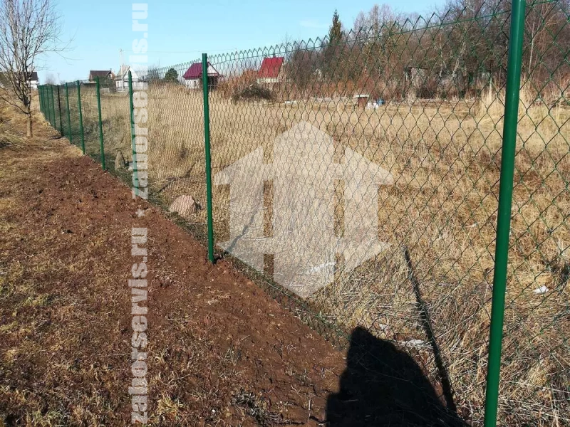 Забор из сетки рабицы в натяг с протяжкой арматуры 50 метров