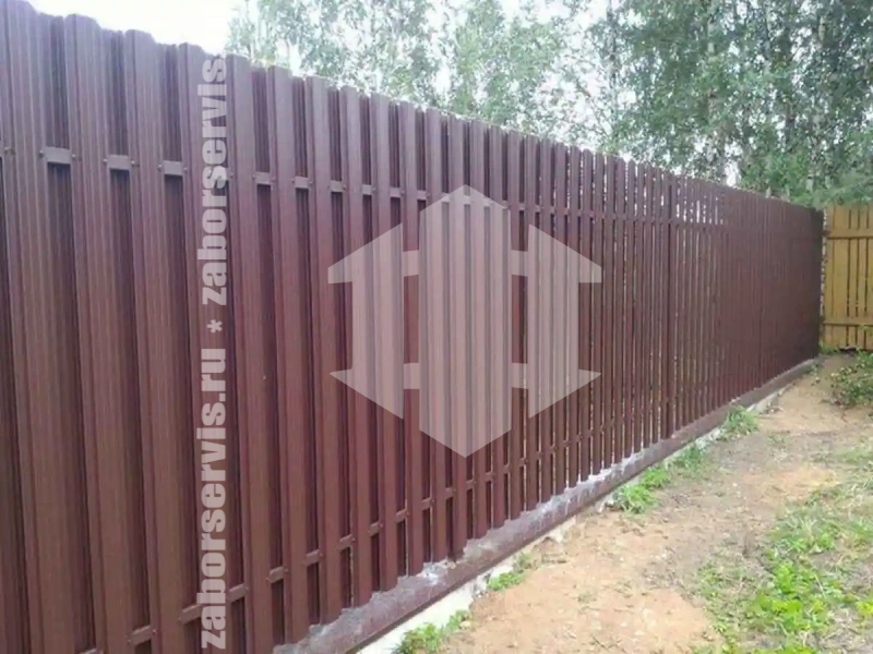 Заборы из металлического штакетника шахматка 49 метров