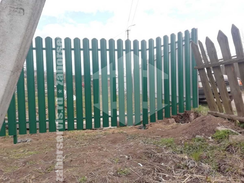 Забор из металлического штакетника зелёный 38 метров