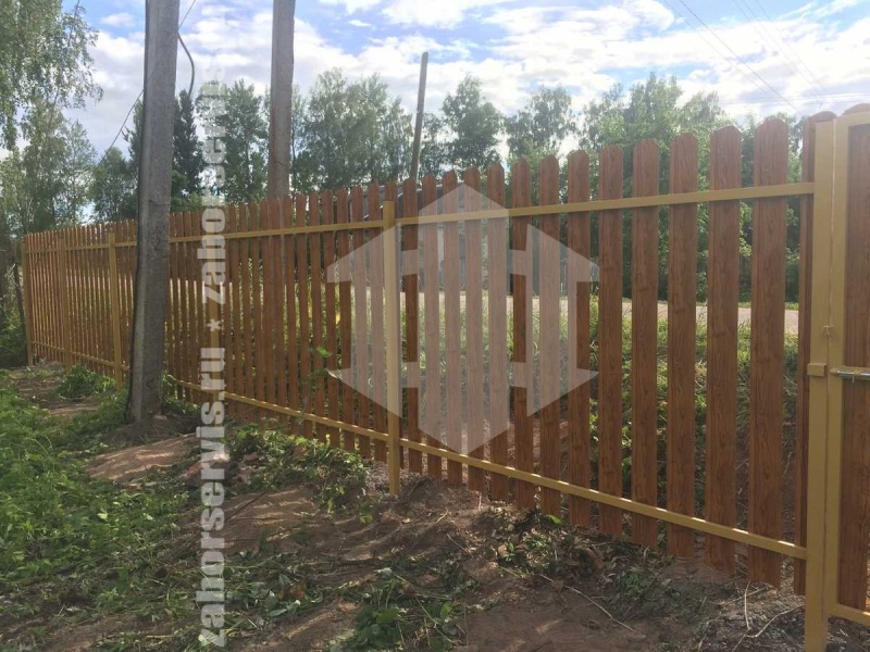 Забор из металлического штакетника под дерево 41 метр