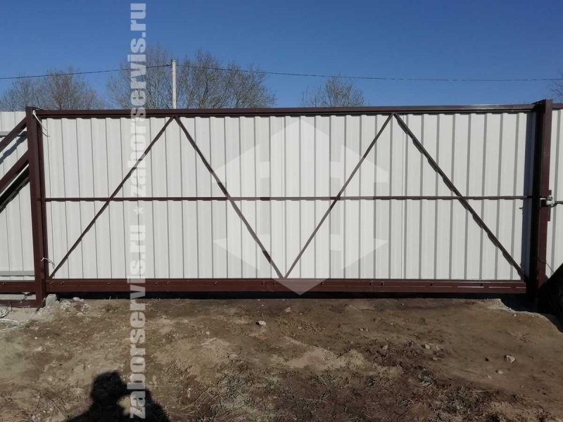 Забор из профнастила на забивных столбах на 6 соток