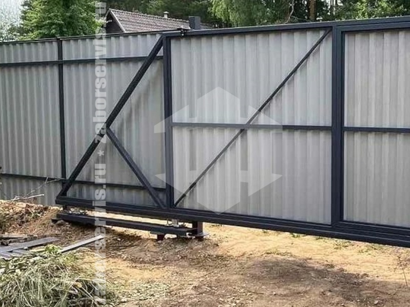 Ворота откатные с калиткой на сваях