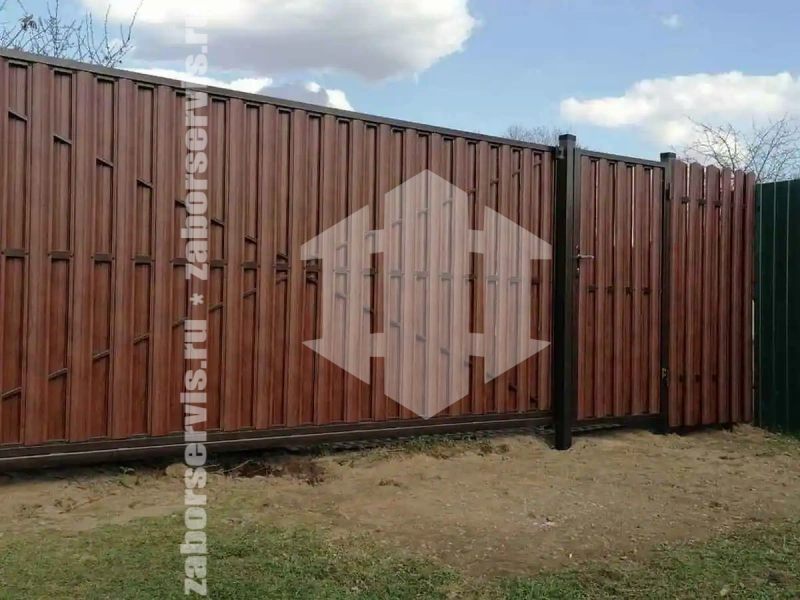 Заборы из металлического штакетника шахматка 44 метра