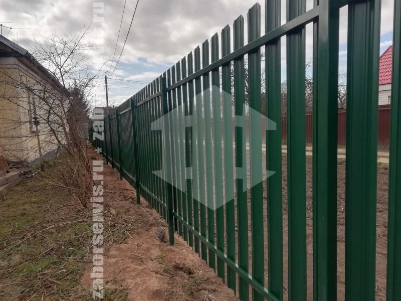Забор из металлического штакетника зелёный 38 метров