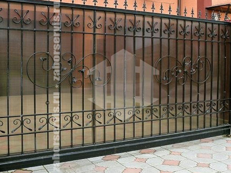 Откатные ворота с автоматикой из поликарбоната с ковкой