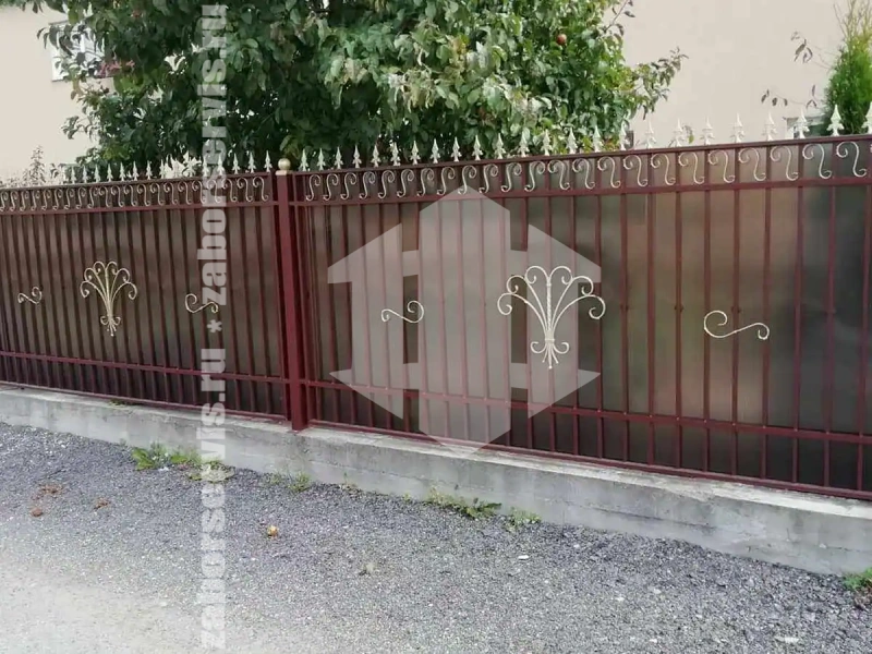 Кованый забор с поликарбонатом 90 метров