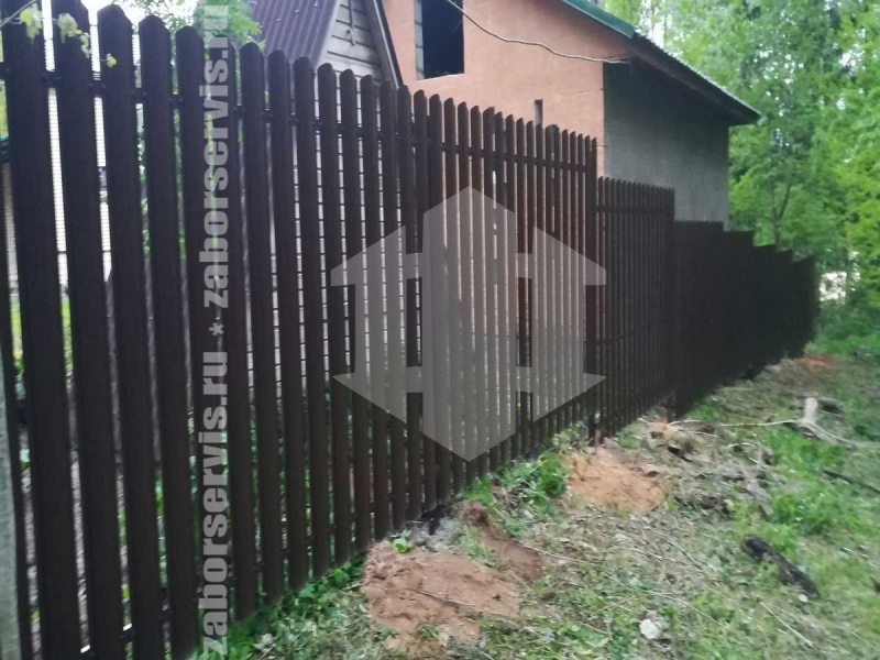 Металлический штакетник 20 соток с забивными столбами