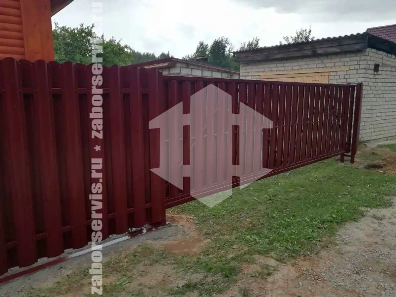 Заборы из металлического штакетника шахматка 73 метра