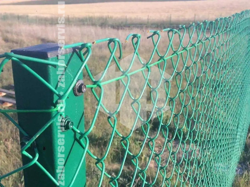 Забор из сетки рабицы с утрамбовкой столбов щебнем 250 метров