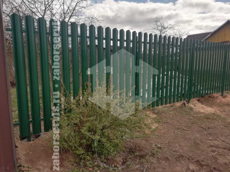Забор из металлического штакетника зелёный 38 метров