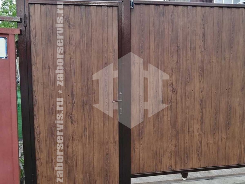 Забор из профнастила под дерево 58 метров