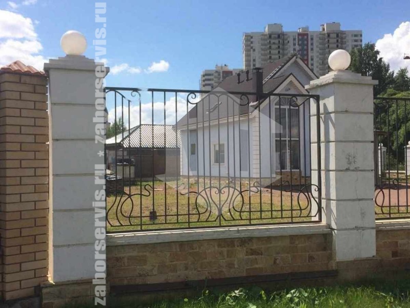 Кованый забор на ленточном фундаменте 62 метра