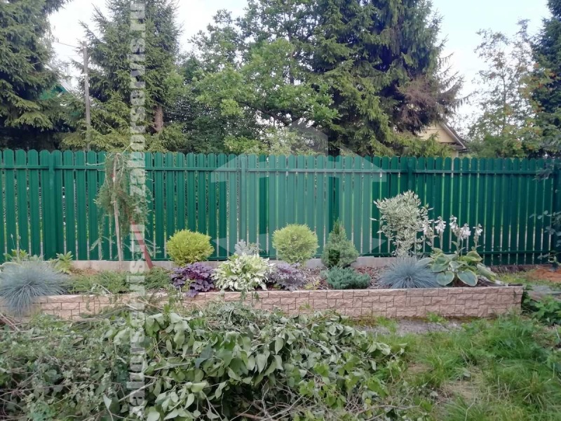 Забор из металлического штакетника для дома