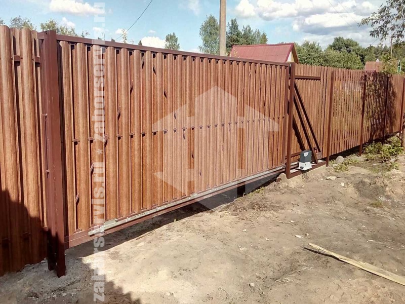 Забор из металлического штакетника под дерево 32 метра