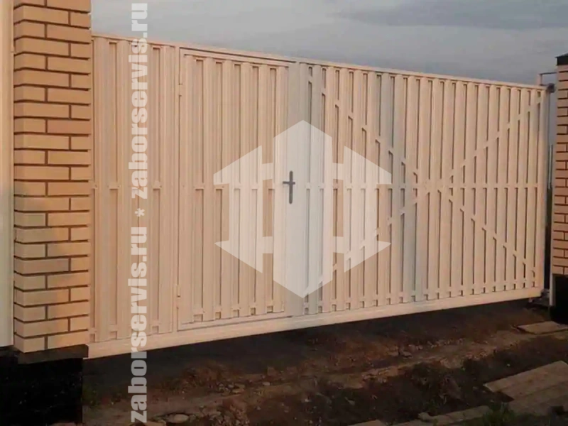 Заборы из металлического штакетника шахматка 84 метра