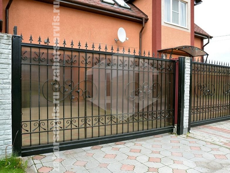 Откатные ворота с автоматикой из поликарбоната с ковкой