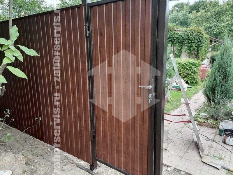 Забор из профнастила под дерево 41 метр