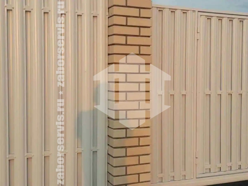 Заборы из металлического штакетника шахматка 84 метра