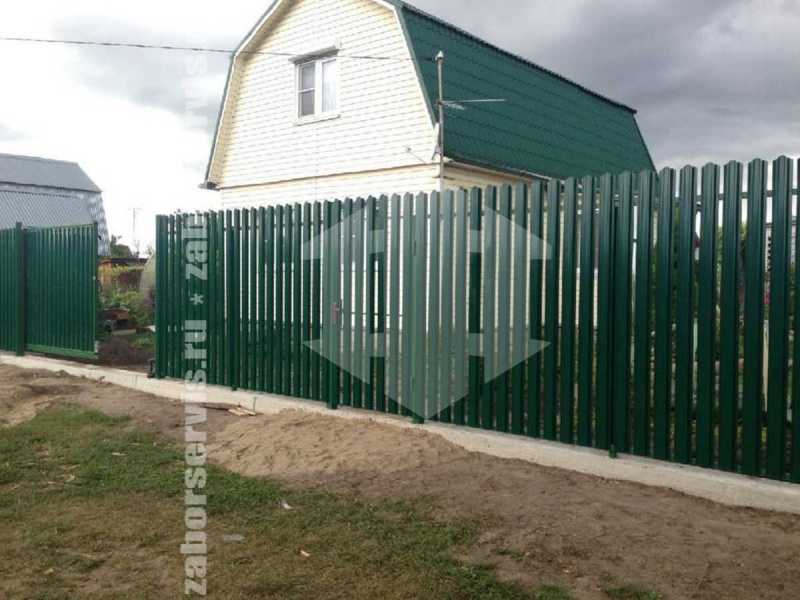 Забор из металлического штакетника на фундаменте 55 метров