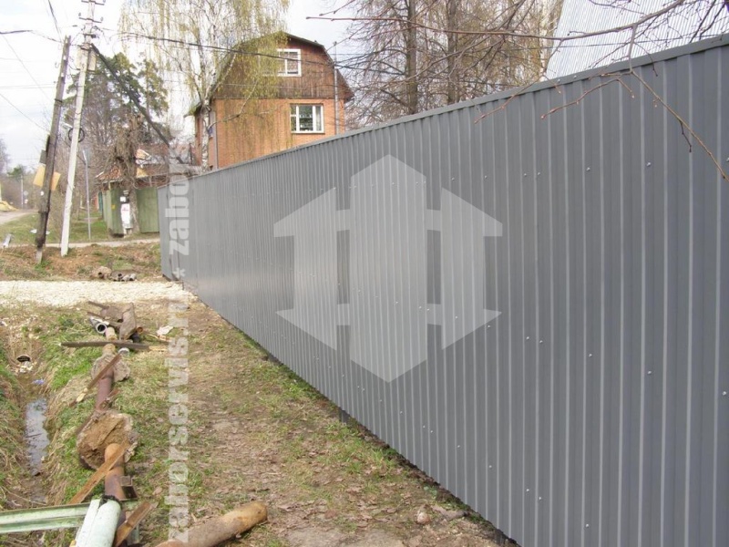 Забор из профнастила с забивными столбами 28 метров