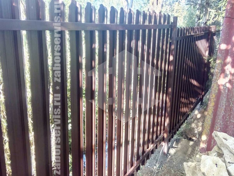 Забор из металлического штакетника 70 метров