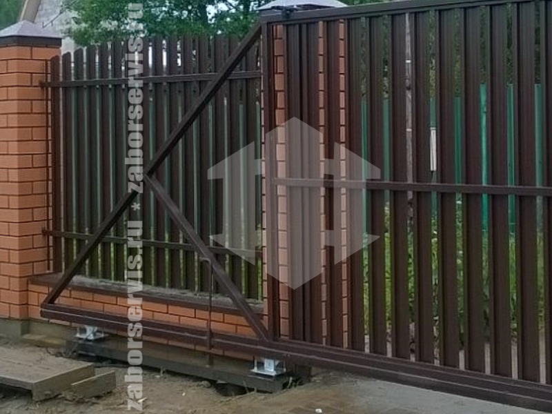 Ворота откатные из штакетника коричневые