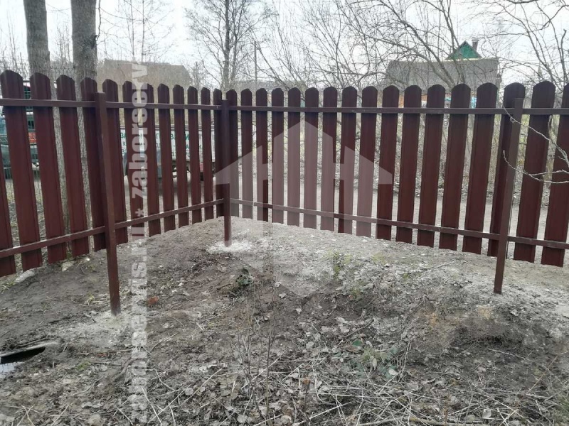 Забор из металлического штакетника коричневый 26 метров