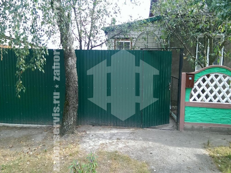 Забор из профнастила с забивными столбами 11 метров