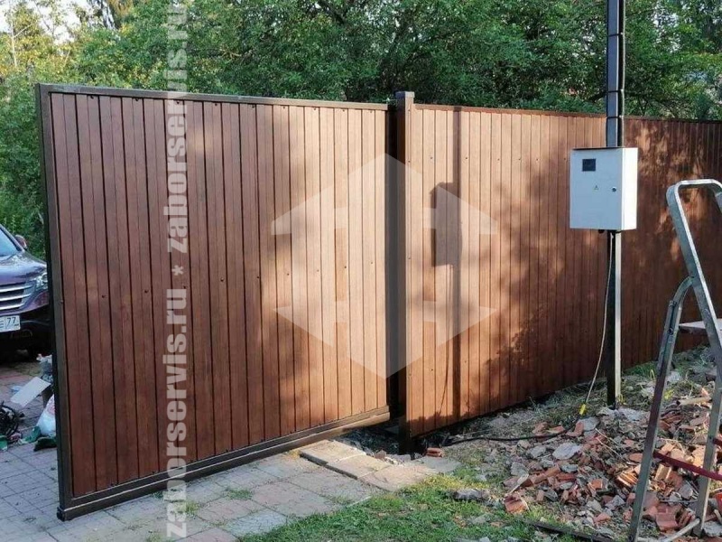 Забор из профнастила под дерево 41 метр