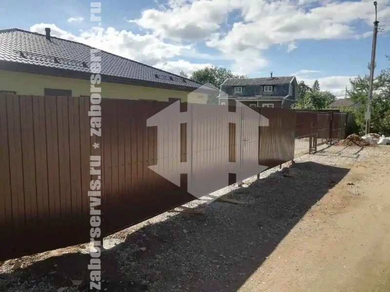 Забор из профнастила 76 метров коричневый