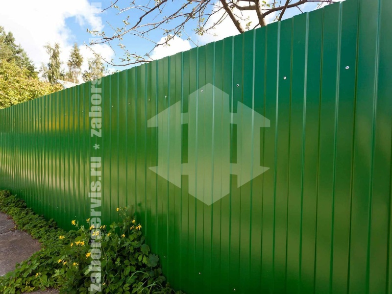 Забор из профнастила с забивными столбами 56 метров