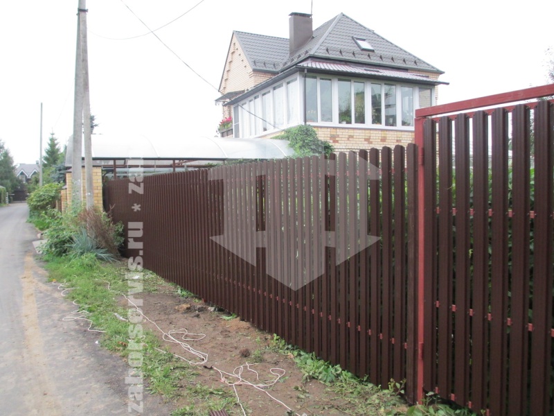 Забор из евроштакетника с забивными столбами 86 метров