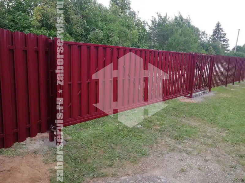 Заборы из металлического штакетника шахматка 73 метра