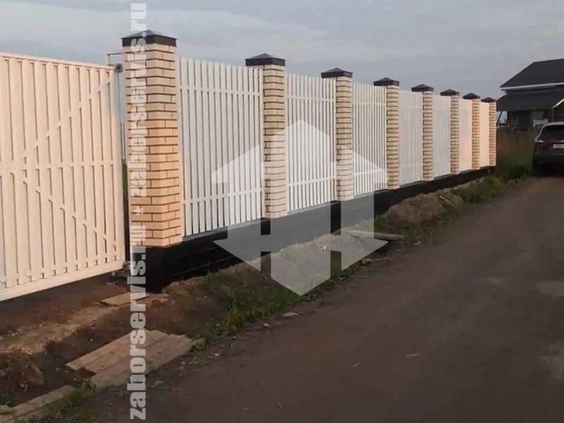 Заборы из металлического штакетника шахматка 84 метра