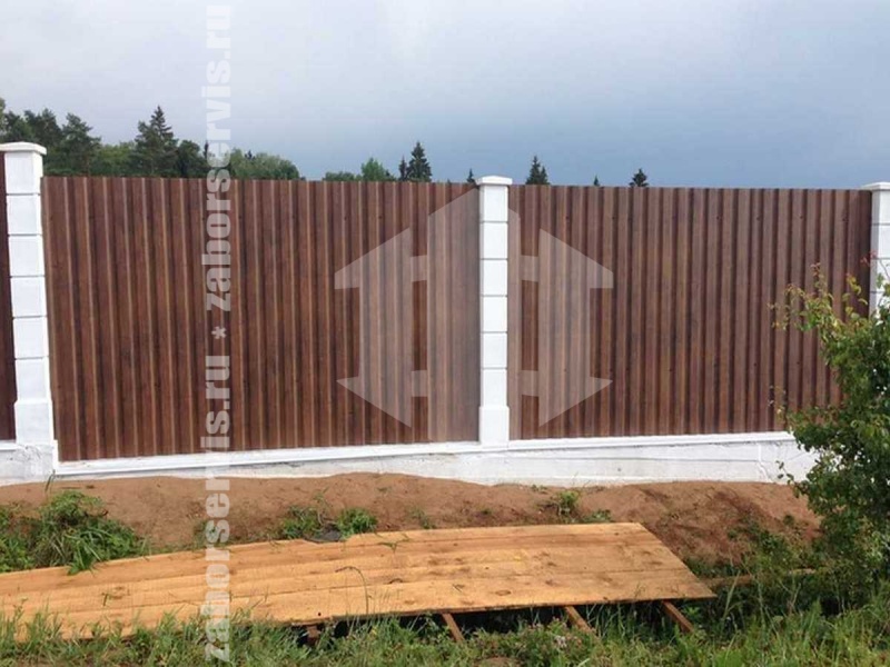 Забор из профнастила под дерево 52 метра