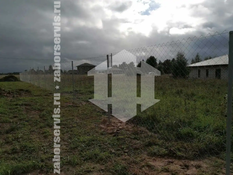 Забор из сетки рабицы в натяг с протяжкой арматуры 70 метров