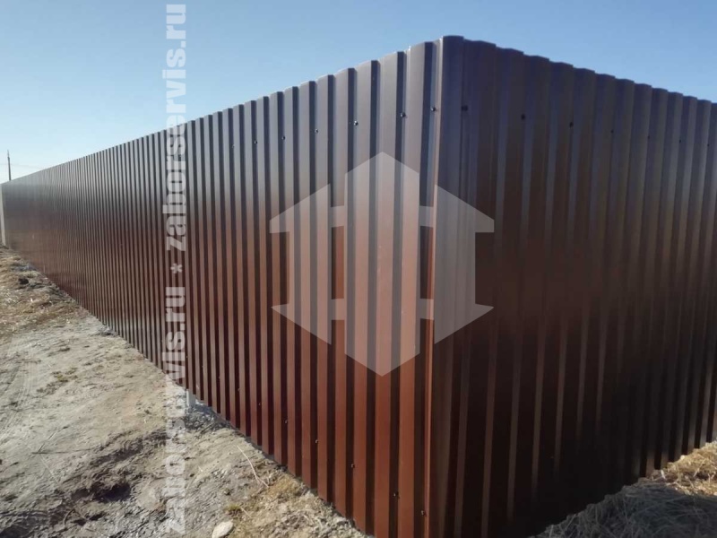 Забор из профнастила на забивных столбах на 6 соток