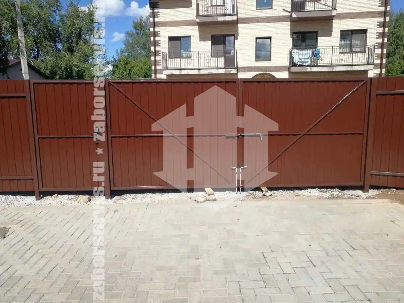 Забор из профнастила 76 метров коричневый