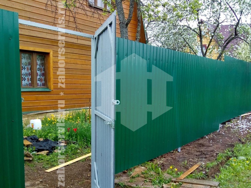 Забор из профнастила с забивными столбами 46 метров