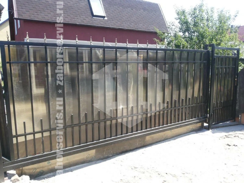 Откатные ворота из поликарбоната с ковкой