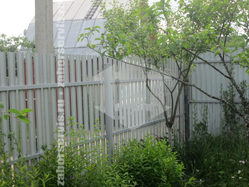 Забор из евроштакетника с утрамбовкой щебнем 155 метров