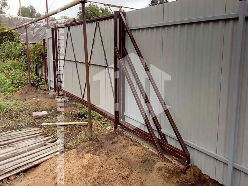 Забор из профнастила коричневый 70 метров