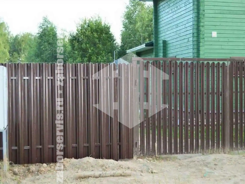 Заборы из металлического штакетника шахматка 43 метра