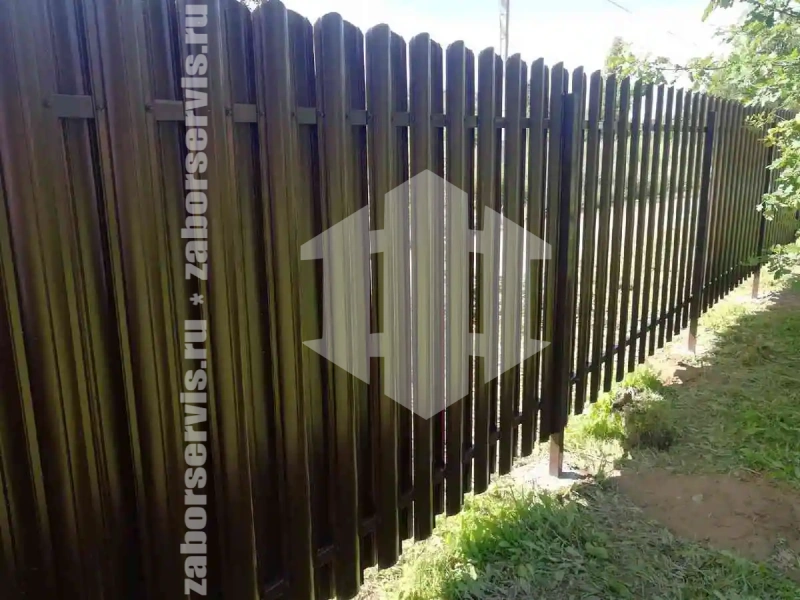 Заборы из металлического штакетника 75 метров