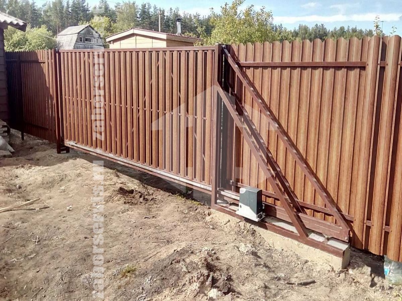 Забор из металлического штакетника под дерево 32 метра