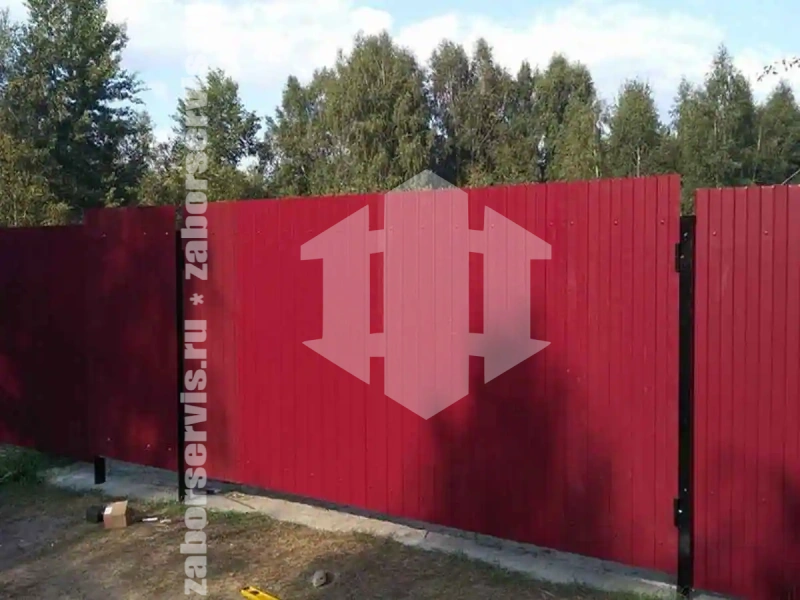 Забор из профнастила 103 метра красный