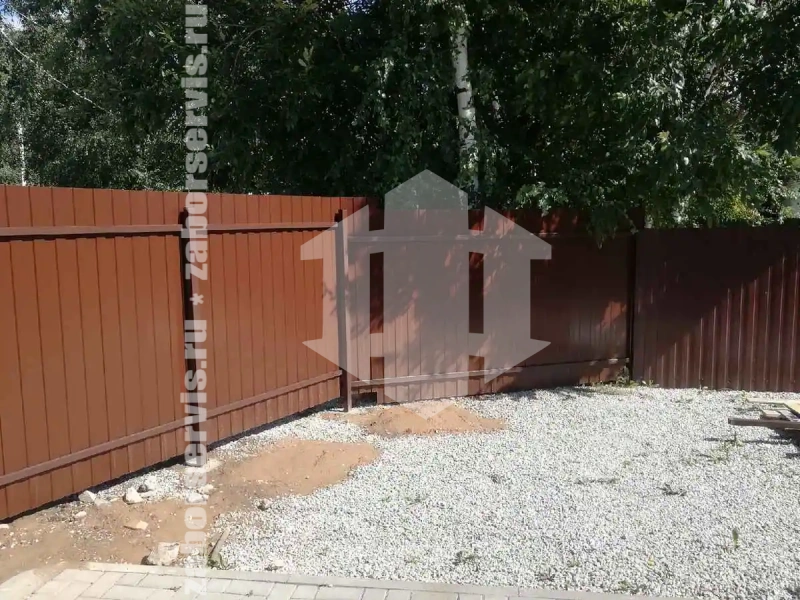 Забор из профнастила 76 метров коричневый