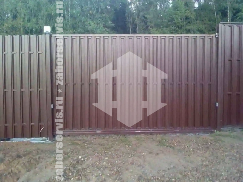 Заборы из металлического штакетника шахматка 99 метров