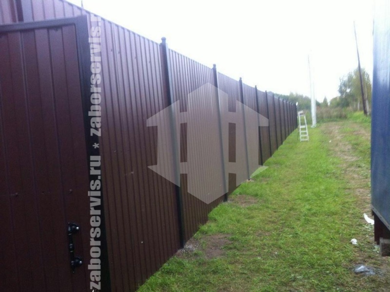 Забор из профнастила с утрамбовкой щебнем 83 метра