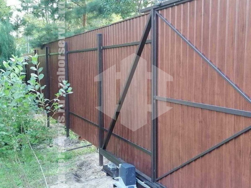 Забор из профнастила под дерево 41 метр